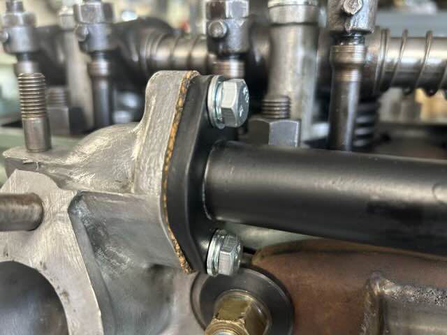 Brücke zwischen den Vergasern